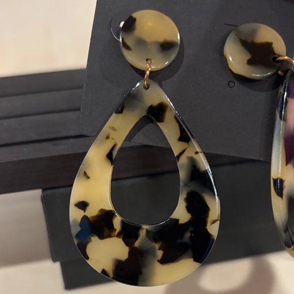 Acrylic Tortoise Shell Teardrop Earrings. Excellent Used and Clean Condition. - Picture 4 of 10